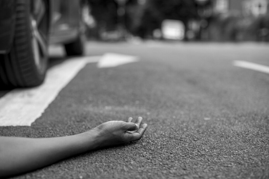 Incidente stradale a vibo valentia, una per terra in strada dopo un incidente stradale, utilizzata per sensibilizzare il pubblico sugli incidenti.